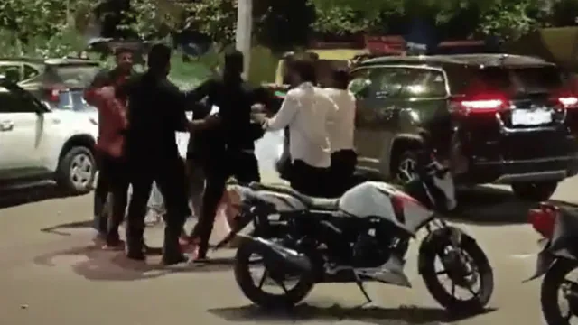 fight-erupts-between-men-allegedly-over-entry-in-bar-outside-lucknow-mall-viral-video